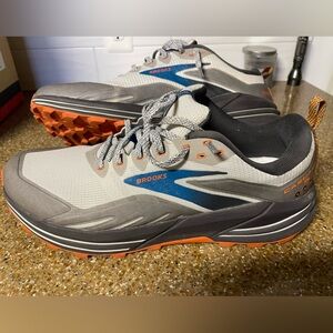 Men’s Brooks Cascadia 16 Trail Running shoe. Size 13 2E. Great condition.